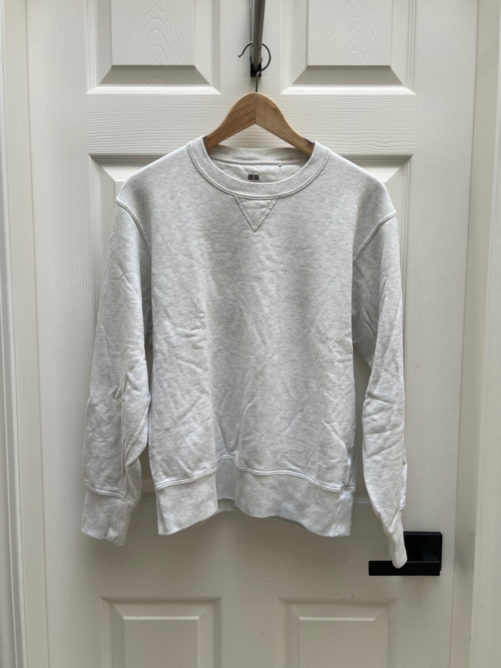 Uniqlo Crewneck Sweatshirt in Light Gray